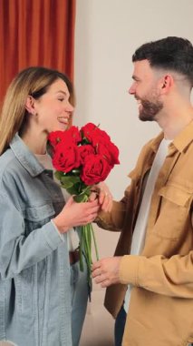 Sevgi dolu bir çift, öpüşürken çok güzel bir anın tadını çıkarırlar. Etrafı, şen kırmızı güllerle çevrilidir. Romantizmin ve sevginin özünü neşeli ifadeleriyle yakalarlar..