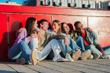 Genç dostların neşeli bir araya gelip birbirlerine eşlik etmeleri, gülmeleri ve hikayelerini paylaşmaları neşe ve bağlarla dolu keyifli bir öğleden sonra boyunca kalıcı anılar yaratmaları..