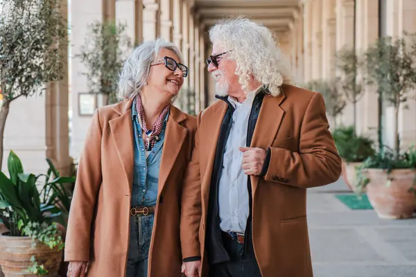 Zevkli yaşlılar el ele yürürken sevgi dolu bir etkileşim içindeler. Keyifli keşiflerinin tadını çıkarırken kahkahalar atıyorlar. Gezilerinde değerli anılar yaratıyorlar.