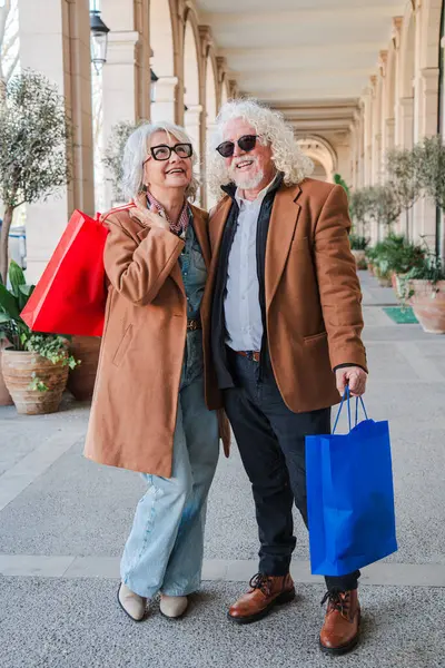 Neşeli bir son sınıf çifti keyifli bir alışveriş macerasına atılıyorlar. Heyecan verici bulgularla dolu canlı çantalar tutuyorlar. Aşklarını ve ortak deneyimlerini gösteriyorlar.