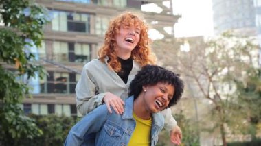 İki neşeli kız neşeli bir şekilde eğlenirken neşe ve mutluluğu kahkaha ve heyecanla ifade ediyorlar. Neşelendirici bir arkadaşlık ve bağ ortamı yaratıyorlar..