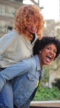 İki mutlu arkadaş, eğlence, neşe ve heyecanla dolu, unutulmaz anılar yaratan ve arkadaşlıklarını kutlayan bir anı paylaşıyor.