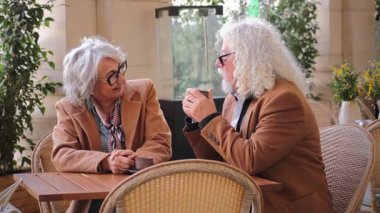 Kahvelerinin tadını çıkaran, sevgi ve neşe saçan, arkadaşlığın özünü yansıtan güzel anılar yaratan iki son sınıf öğrencisi arasında paylaşılan büyüleyici ve keyifli bir an.