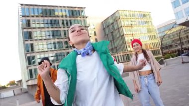 Dinamik bir arkadaş grubu, kentli bir yerde neşeyle dans ediyor enerjik hareketlerini ve yoldaşlıklarını dışavurumcu dans stilleri ve birbirleriyle neşeli etkileşimler yoluyla sergiliyorlar..