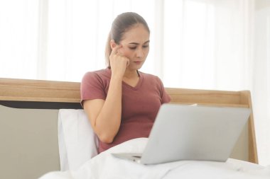 İnternet teknolojisi konseptiyle yaşam tarzı rutini. Genç Asyalı kadın teletıp zihinsel sağlığı için online terapi için dizüstü bilgisayar kullanıyor. İnsanlar yatak odasında dinleniyor..