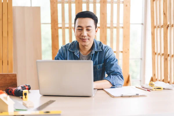 Mittleres Alter Erwachsener Südostasiatischer Mann Schreiner Jobkonzept Mit Laptop Für — Stockfoto