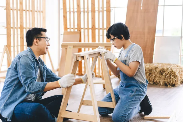 Sudeste Asiático Familia Padre Hijo Bricolaje Reparación Casa Concepto Papá —  Fotos de Stock