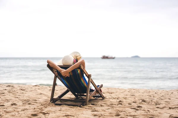 Літнє Свято Пляжу Молода Жінка Азії Розслабляється Пляжному Кріслі Тримаючи — стокове фото