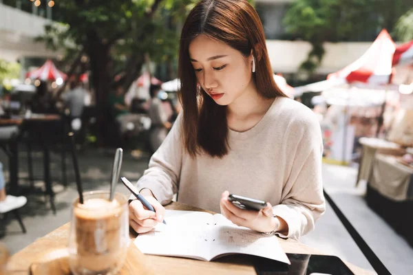 Young Adult Business Asian Woman Modern Gadget Technology Writing Note — Stock Photo, Image
