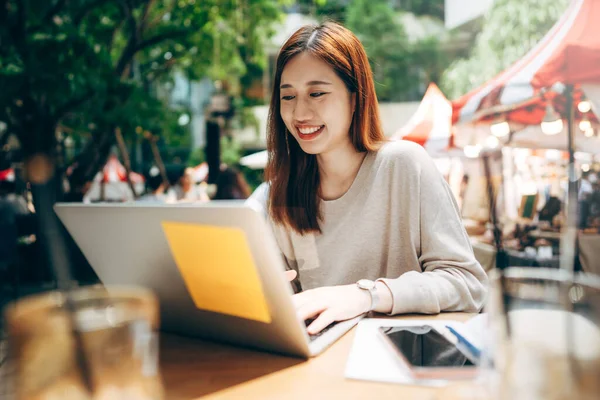 Business Freelancer Adult Asian Woman Using Laptop Computer Work Sidewalk — 图库照片