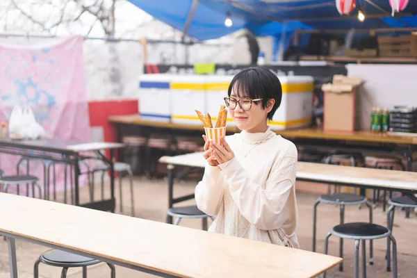 Joyeux Sourire Jeune Femme Touristique Asiatique Adulte Assis Manger Nourriture — Photo