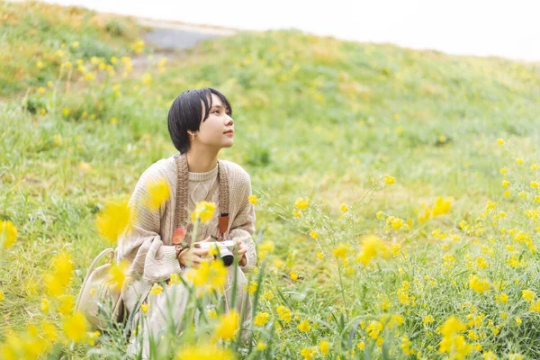 Portrait Latéral Jeune Femme Touristique Japonaise Adulte Regardant Arbre Fleur — Photo