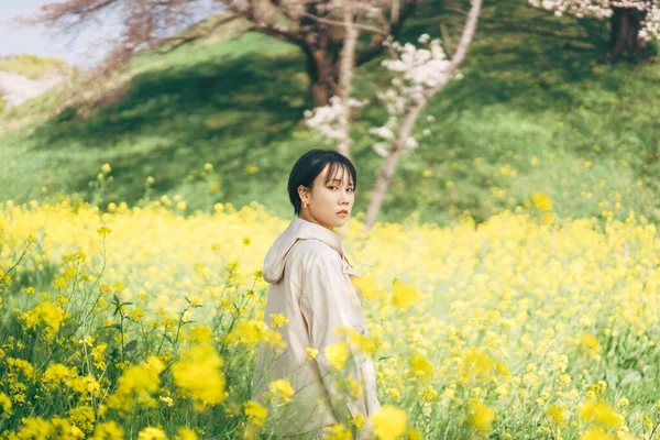 Kısa Saçlı Güzel Japon Kadın Portresi Sakura Ağacı Çiçek Arka — Stok fotoğraf