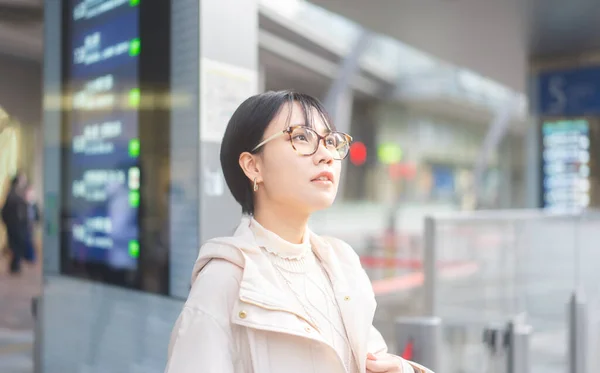 Portrait City Lifestyles Young Adult Asian Woman Waiting Bus Terminal — Stock Photo, Image