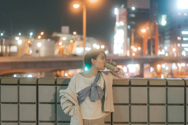 都市ナイトライフアジアの人々の肖像画 日本の東京だけでも若い大人の女性がビールを飲むことができます ボケネオンライト付き都市背景 — ストック写真