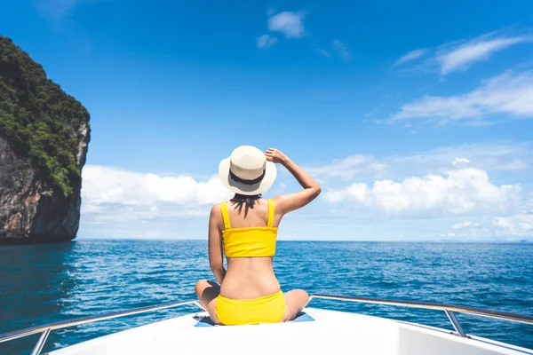 Vista Trasera Mujer Turista Joven Viajando Adulto Sentarse Barco Vela — Foto de Stock