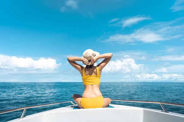 Vista Trasera Mujer Turista Sentarse Barco Vela Llevar Bikini Cielo — Foto de Stock