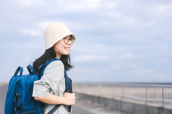 Genç Asyalı Gezgin Kadın Mavi Sırt Çantalı Dışarıda Dikilirken Gözlük — Stok fotoğraf