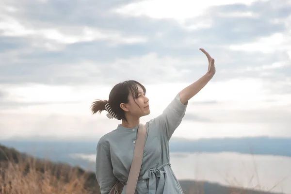 Genç Asyalı Bir Gezgin Kadın Gökyüzüne Kaldırıyor Açık Havada Durmak — Stok fotoğraf