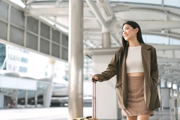 Freiberufliche Junge Erwachsene Asiatische Frau Die Mit Reisegepäck Auf Geschäftsreise — Stockfoto