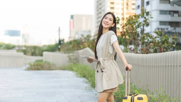 Freiberufliche Junge Erwachsene Asiatische Frau Die Mit Reisegepäck Und Digitalem — Stockfoto
