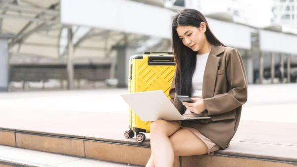 Business Freiberufliche Junge Erwachsene Asiatische Frau Mit Laptop Computer Schönes — Stockfoto