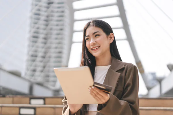 商人通过网上支付和数字钱包购物的概念 使用Creadit卡和数码平板电脑快乐地微笑着年轻的亚洲女性消费者 — 图库照片