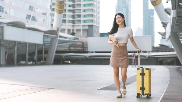 Freiberufliche Junge Erwachsene Asiatische Frau Die Mit Reisegepäck Auf Geschäftsreise — Stockfoto