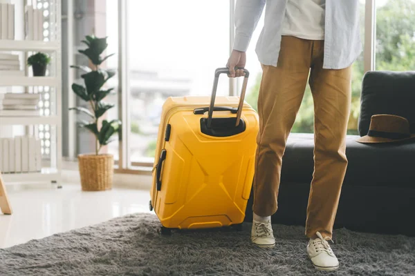 Menschen Die Sich Auf Urlaubsreisen Vorbereiten Alleinreisende Die Mit Gepäck — Stockfoto
