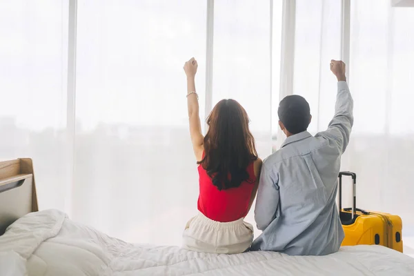 Rückansicht Des Erwachsenen Asiatischen Paares Entspannen Streckenden Arm Hotel Auf — Stockfoto