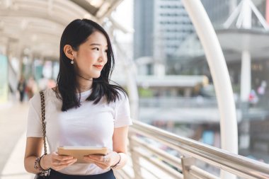 Genç yetişkin işleri Asyalı kadın interaktif dijital tablet üzerinde çalışıyor. Modern teknolojiyle yaşam tarzı. Bekar girişimci iş kadını görünüşü.