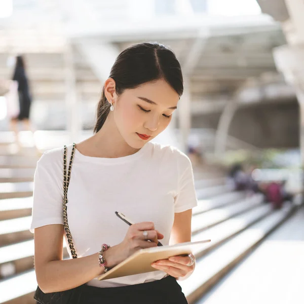 在亚洲工作的年轻成年人女性通过在线与团队合作的互动数字平板电脑 现代技术的生活方式 正方形背景 — 图库照片