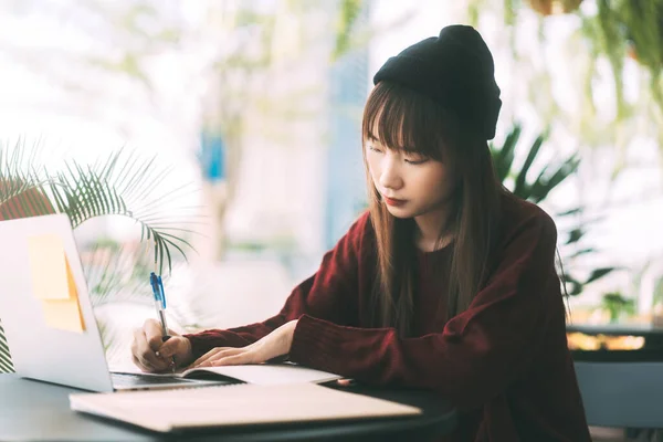 Junge Erwachsene Asiatische Studentin Tragen Roten Pullover Und Wollmütze Mit — Stockfoto