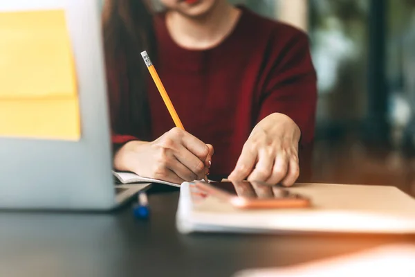 Nahaufnahme Hand Junge Erwachsene Frauen Schreiben Notizen Für Das Studium — Stockfoto