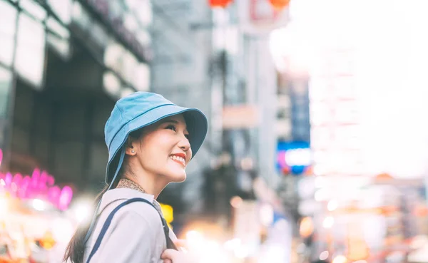 Wandernde Junge Erwachsene Asiatische Frau Reiserucksack Menschen Die Der Stadt — Stockfoto