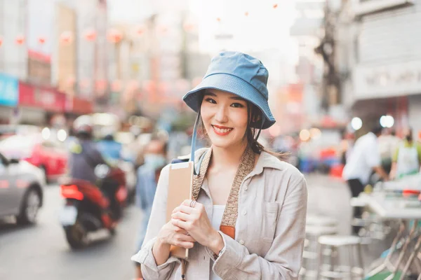 Attractive Happy Young Adult Asian Woman Traveller Wear Blue Hat — ストック写真