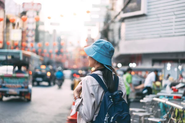 Yürüyen Genç Asyalı Kadın Yolcu Sırt Çantasının Arkası Çin Mahallesi — Stok fotoğraf