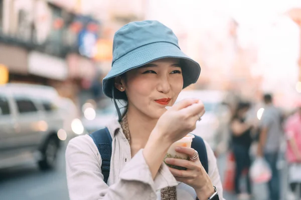 Szczęśliwy Młody Dorosły Azjatycki Smakoszka Kobieta Plecak Podróżnik Jedzenie Azjatycki — Zdjęcie stockowe