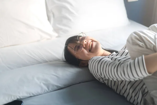 幸せな笑顔若い大人のアジアの女性 女性は家で起きてからベッドルームでリラックス — ストック写真