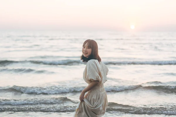 Potret Wanita Asia Tersenyum Bahagia Pantai Berjalan Ombak Laut Latar — Stok Foto