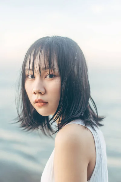 Portrét Asijské Ženy Pláži Mokrými Vlasy Pozadí Slunečního Světla Venkovní — Stock fotografie