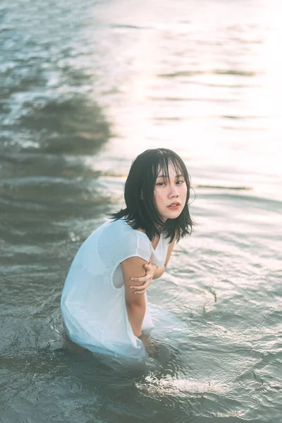 Porträt Einer Asiatischen Frau Strand Mit Nassen Haaren Sitzen Den — Stockfoto