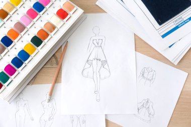 Yaratıcı tasarımcının çalışma alanı tekstil kumaşı çalışma konsepti. Stüdyo atölyesinde moda eskizi ve kostüm oluşturma.
