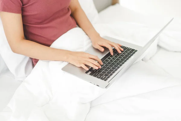 Close Vrouw Hand Typen Laptop Toetsenbord Het Bed Mensen Die — Stockfoto