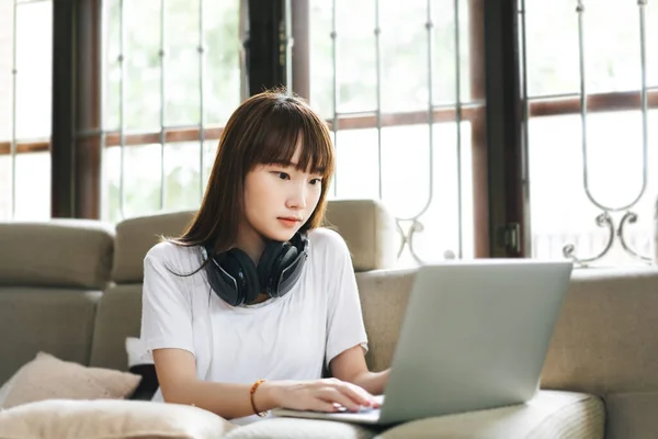 College Studenten Arbeiten Und Studieren Online Und Bleiben Hause Asiatische — Stockfoto