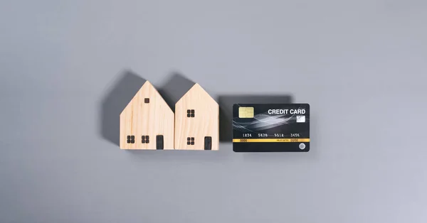Bovenaanzichtstabel Met Kredietkaart Huismodel Bedrijfsinvestering Bankieren Met Huis Flat Lay — Stockfoto