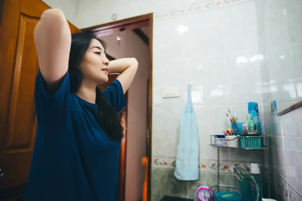 Молодая Взрослая Азиатка Практикует Себя Проверяет Себя Через Зеркало Ванной — стоковое фото