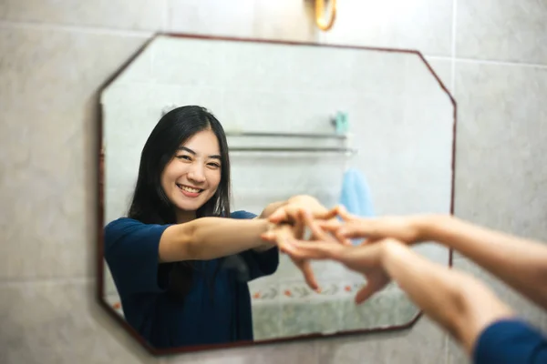 Joven Adulto Sonrisa Asiática Mujer Practicar Auto Conversación Conversación Con —  Fotos de Stock