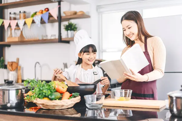 Gelukkige Aziatische Familie Moeder Dochter Koken Keuken Bereiding Voedsel Voor — Stockfoto