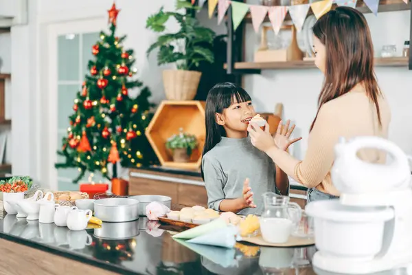 快乐的亚洲家庭妈妈和女儿在厨房做饭 准备假日的圣诞晚宴 自制的烘焙蛋糕 家庭休闲生活方式 — 图库照片